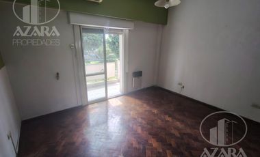Departamento en venta de 2 ambientes amplios con balcón, por escalera ¡súper luminoso!