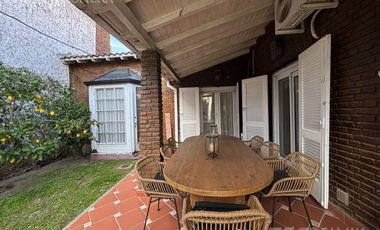 Casa en  Olivos en venta - reciclada 4 ambientes lote de 17.32 x 33.93