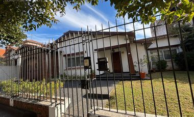 Casa en  Olivos en venta - reciclada 4 ambientes lote de 17.32 x 33.93