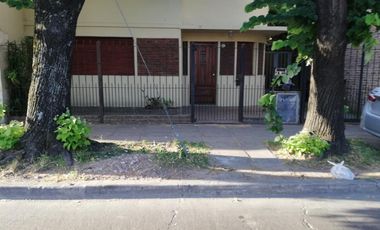 Munro - Zona Industrial I - Lote Propio - Casa  de 3 amb con Cochera y Galpón/taller!