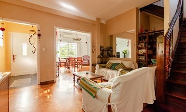 La Lucila - Casa de 5 amb con Jardín y Pileta - sobre doble Lote!