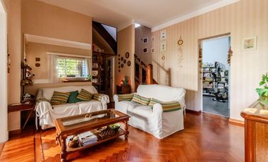 La Lucila - Casa de 5 amb con Jardín y Pileta - sobre doble Lote!