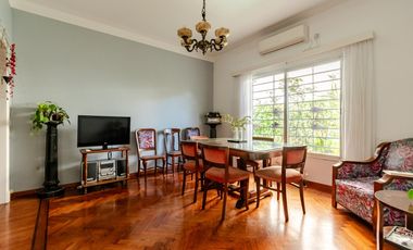 La Lucila - Casa de 5 amb con Jardín y Pileta - sobre doble Lote!