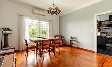 La Lucila - Casa de 5 amb con Jardín y Pileta - sobre doble Lote!