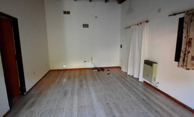 Casa en Venta EN PUEBLO ESTHER de 2 dormitorios, cochera, jardín, 2 baños!!!