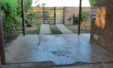 Casa en Venta EN PUEBLO ESTHER de 2 dormitorios, cochera, jardín, 2 baños!!!