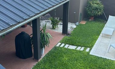 VENDEMOS GRAN CASA SOBRE AV DON BOSCO  A METROS DE CIRCUNVAL