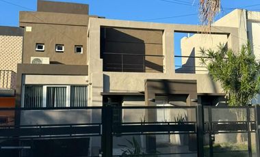 VENDEMOS GRAN CASA SOBRE AV DON BOSCO  A METROS DE CIRCUNVAL