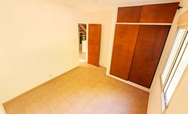 EN ALQUILER HERMOSA CASA DE DOS PISOS CON JARDINES EN VILLA ALLENDE PARQUE CORDOBA