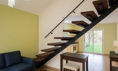 EN ALQUILER HERMOSA CASA DE DOS PISOS CON JARDINES EN VILLA ALLENDE PARQUE CORDOBA