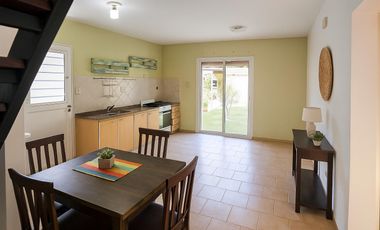 EN ALQUILER HERMOSA CASA DE DOS PISOS CON JARDINES EN VILLA ALLENDE PARQUE CORDOBA