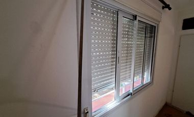 EN ALQUILER HERMOSA CASA DE DOS PISOS CON JARDINES EN VILLA ALLENDE PARQUE CORDOBA