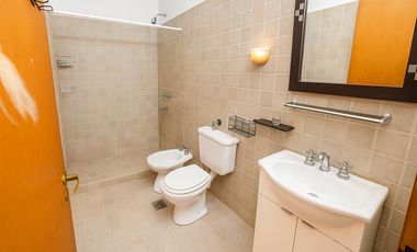 EN ALQUILER HERMOSA CASA DE DOS PISOS CON JARDINES EN VILLA ALLENDE PARQUE CORDOBA