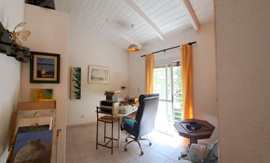 EN ALQUILER HERMOSA CASA DE DOS PISOS CON JARDINES EN VILLA ALLENDE PARQUE CORDOBA