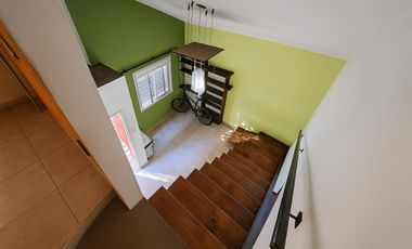 EN ALQUILER HERMOSA CASA DE DOS PISOS CON JARDINES EN VILLA ALLENDE PARQUE CORDOBA