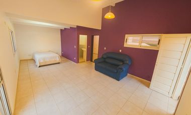 EN ALQUILER HERMOSA CASA DE DOS PISOS CON JARDINES EN VILLA ALLENDE PARQUE CORDOBA