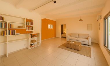 EN ALQUILER HERMOSA CASA DE DOS PISOS CON JARDINES EN VILLA ALLENDE PARQUE CORDOBA