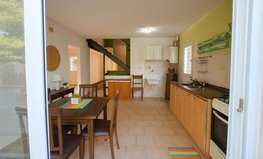 EN ALQUILER HERMOSA CASA DE DOS PISOS CON JARDINES EN VILLA ALLENDE PARQUE CORDOBA