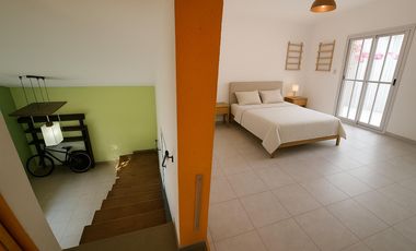 EN ALQUILER HERMOSA CASA DE DOS PISOS CON JARDINES EN VILLA ALLENDE PARQUE CORDOBA