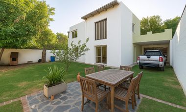 EN ALQUILER HERMOSA CASA DE DOS PISOS CON JARDINES EN VILLA ALLENDE PARQUE CORDOBA