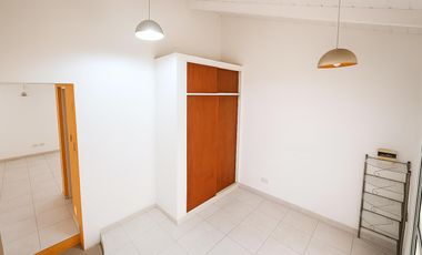 EN ALQUILER HERMOSA CASA DE DOS PISOS CON JARDINES EN VILLA ALLENDE PARQUE CORDOBA