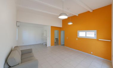 EN ALQUILER HERMOSA CASA DE DOS PISOS CON JARDINES EN VILLA ALLENDE PARQUE CORDOBA