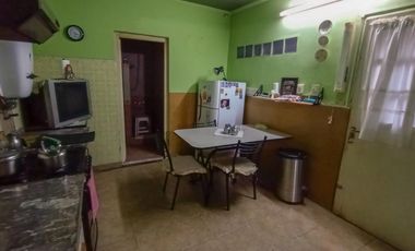 Alquiler PH en Remedios De Escalada 3 ambientes al Frente con entrada de auto.