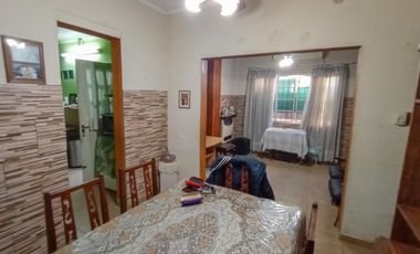 Alquiler PH en Remedios De Escalada 3 ambientes al Frente con entrada de auto.