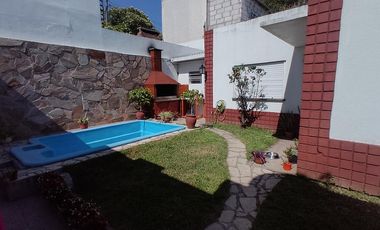 VENTA. CHALET CON PILETA Y DEPTO AL FONDO EN DON BOSCO. APTO CRÉDITO