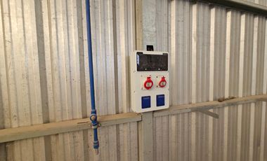 ALQUILER de Galpón  con Oficinas frente ruta 22