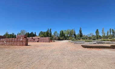 ALQUILER 3 Galpones más 6.300m2 de Predio libre en Cipolletti