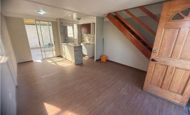 VENDO CASA EN INVICA 2D 1B  EXCELENTE ESTADO