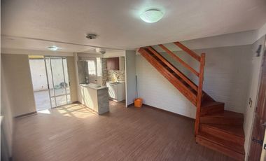 VENDO CASA EN INVICA 2D 1B  EXCELENTE ESTADO