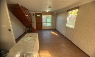 VENDO CASA EN INVICA 2D 1B  EXCELENTE ESTADO