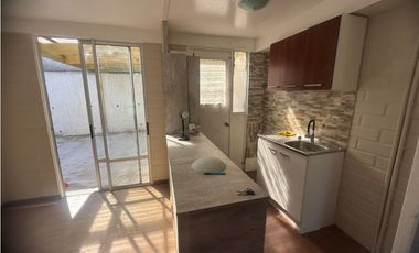 VENDO CASA EN INVICA 2D 1B  EXCELENTE ESTADO