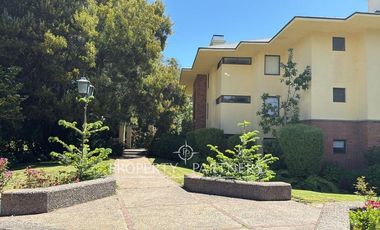 Departamento en Primer piso con amplio jardín