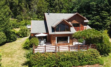 Casa en condominio orilla Lago Calafquén – Vista a 3 volcanes