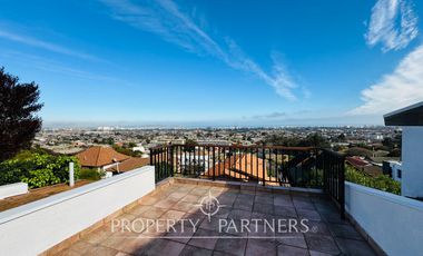 Extraordinaria Casa con Distintos Niveles y Espectacular vista hacia toda la Ciudad de La Serena