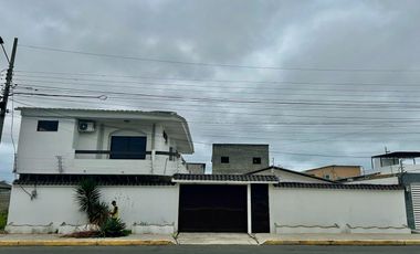 VENTA CASA RENTERA EN SALINAS CERCA DEL COLEGIO RUBIRA (AA)