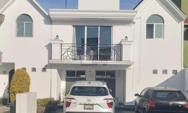 Casa AMUEBLADA en renta Lomas de San Isidro, Metepec Estado de México.