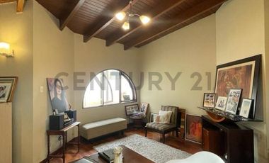 ¡SE VENDE CASA DE USO COMERCIAL PARA REMODELAR!
