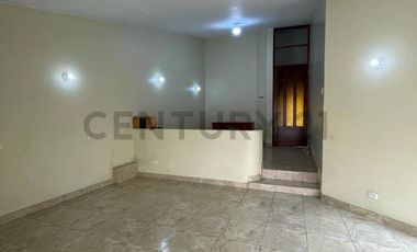 ¡SE VENDE CASA DE USO COMERCIAL PARA REMODELAR!