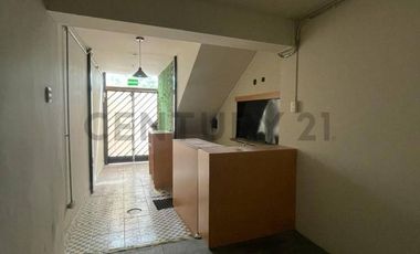 ¡SE VENDE CASA DE USO COMERCIAL PARA REMODELAR!