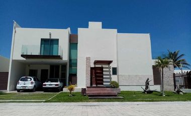 Casa en renta en Ciudad del Carmen, Fracc con playa y alberca