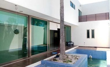 Casa en renta en Ciudad del Carmen, Fracc con playa y alberca