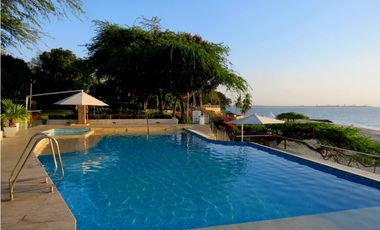 SE VENDE AMPLIA CASA CON SALIDA A LA PLAYA, SANTA MARTA