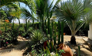 SE VENDE AMPLIA CASA CON SALIDA A LA PLAYA, SANTA MARTA