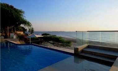 SE VENDE AMPLIA CASA CON SALIDA A LA PLAYA, SANTA MARTA
