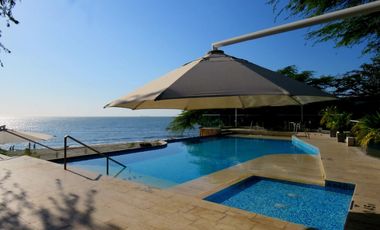 SE VENDE AMPLIA CASA CON SALIDA A LA PLAYA, SANTA MARTA