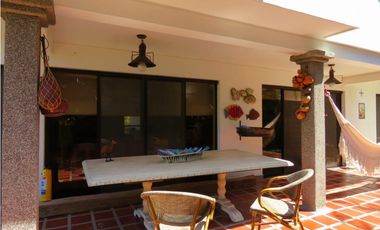 SE VENDE AMPLIA CASA CON SALIDA A LA PLAYA, SANTA MARTA